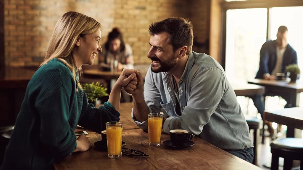 Image illustrant une rencontre entre deux personnes dans un bar, symbolisant le sujet du coup d'un soir.