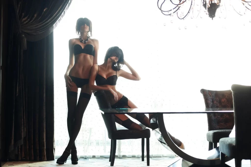 Deux filles en masques et sous-vêtements hot et sexy