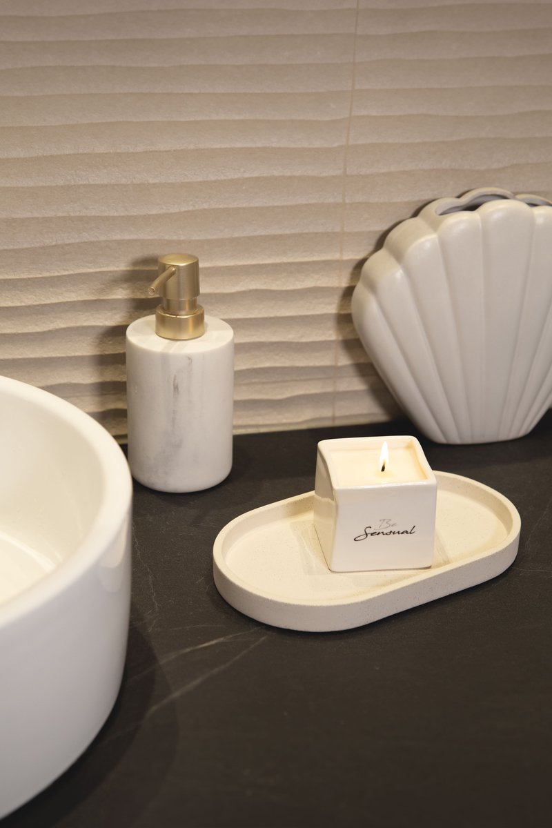 Bougie de massage Be Sensual dans une salle de bain elegante, univers Body House