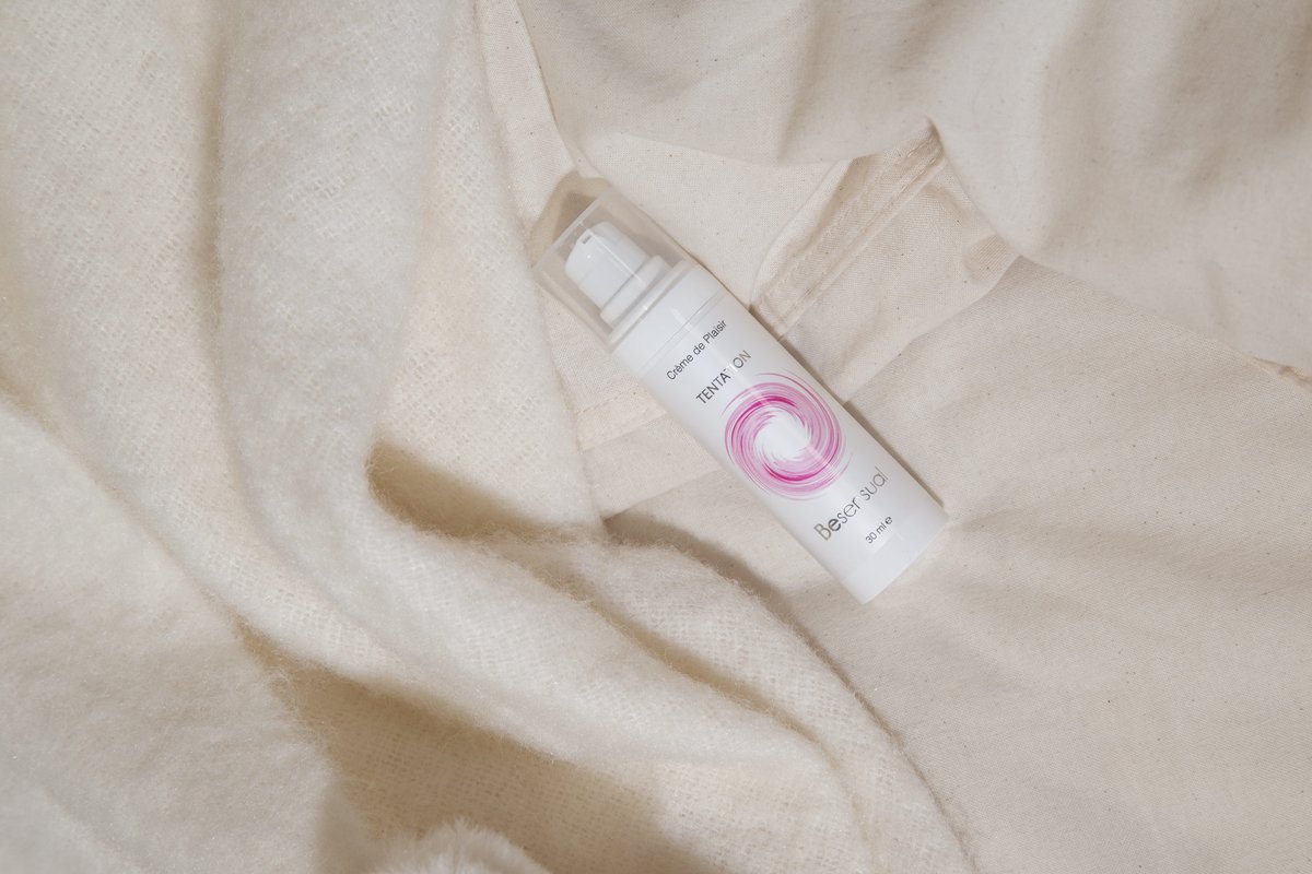 Creme de plaisir Tentation Besensual posee sur un plaid
