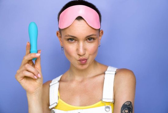 Femme tenant un vibromasseur ergonomique en silicone